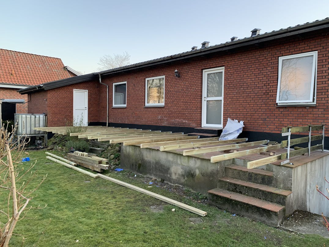 36 kvm. terrasse med jerngelænder 36 kvm. terrasse med jerngelænder